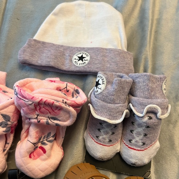 6pair baby girl size 1 crib shoes , hat converse, old navy various brands lot - Picture 5 of 6